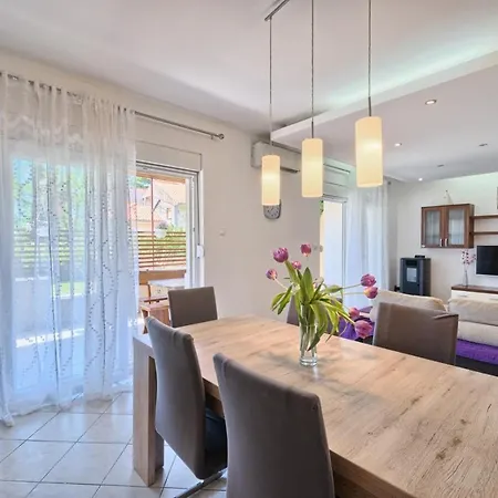 In Kastel Luksic With Terrace, Air Conditioning, W-lan, Washing Machine 5107-3