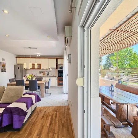 Apartamento In Kastel Luksic With Terrace, Air Conditioning, W-lan, Washing Machine 5107-3 *